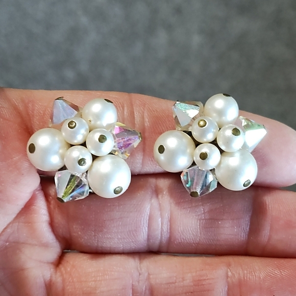 Jewelry - VINTAGE 60s CLUSTERED WHITE FAUX PEARL AB CRYSTAL CLIP-ON 1" EARRINGS